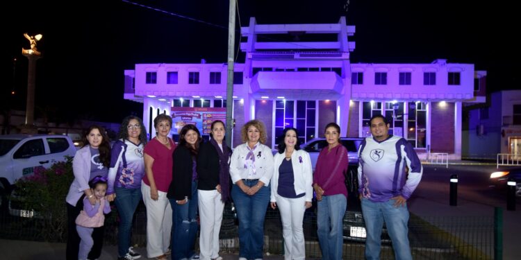 EN HOMENAJE A LAS MUJERES PALACIO  DE NAVOJOA SE “PINTA” DE MORADO