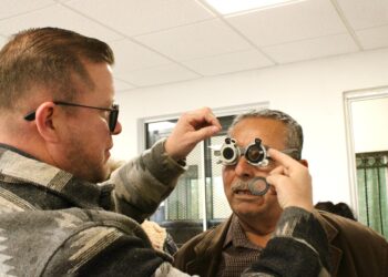 Realizan jornada de salud visual en la colonia La Mesa