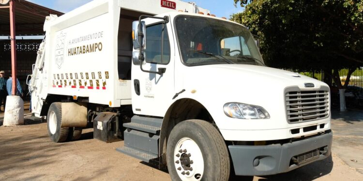 Entrega ‘Beto’ Vázquez a Servicios Públicos un nuevo recolector de basura