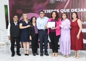Reconocen legado de mujeres en el servicio público