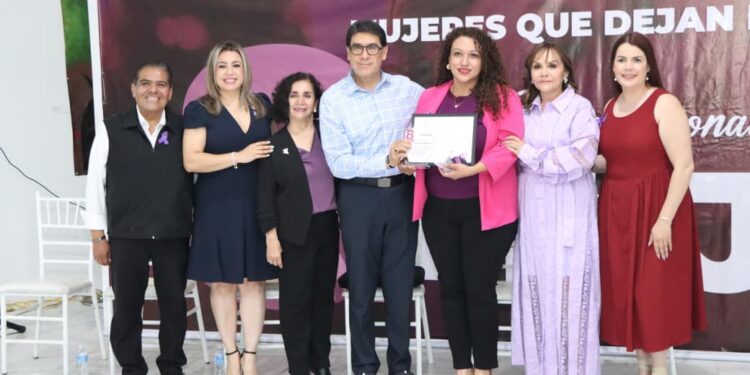 Reconocen legado de mujeres en el servicio público