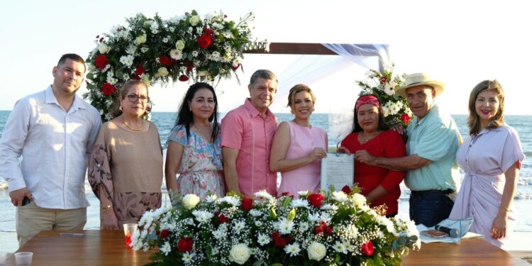 Sellan su compromiso 75 parejas en emotiva ceremonia de Matrimonios Colectivos en el Malecón de Huatabampito