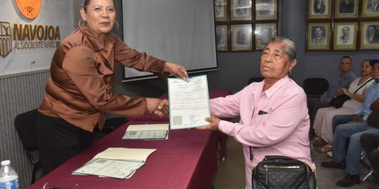 APOYADOS POR EL AYUNTAMIENTO RECIBEN NAVOJOENSES ACTAS DE NACIMIENTO CORRECTAS