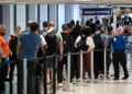 Al inicio de las vacaciones de primavera siguen largas filas en aeropuertos de EU