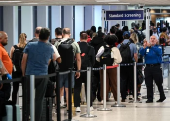 Al inicio de las vacaciones de primavera siguen largas filas en aeropuertos de EU