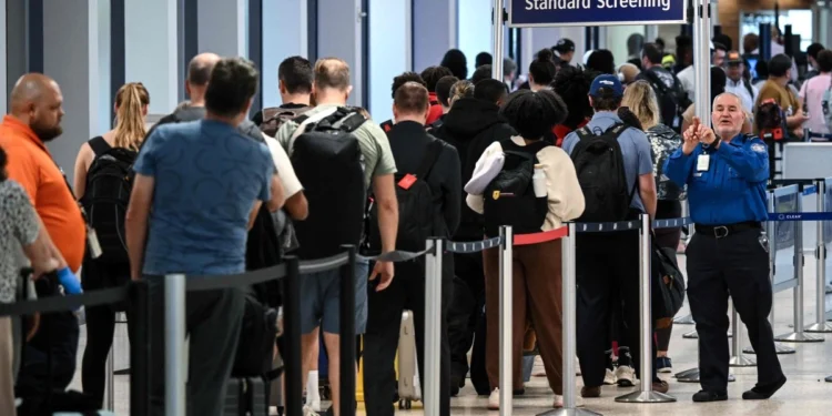 Al inicio de las vacaciones de primavera siguen largas filas en aeropuertos de EU