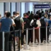 Al inicio de las vacaciones de primavera siguen largas filas en aeropuertos de EU