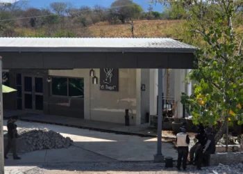 Padres de los 43 de Ayotzinapa recorren funeraria donde hallaron restos óseos fechados en 2014