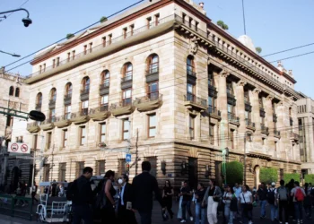 Baja el BdeM tasa a 6.75%; peso y bolsa retroceden