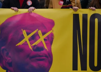 Padres de los 43 de Ayotzinapa recorren funeraria donde hallaron restos óseos fechados en 2014