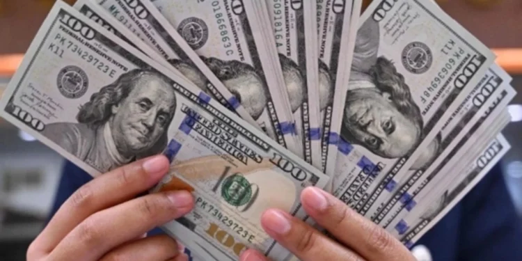 Dólar avanza a nivel internacional; peso mexicano se deprecia 0.72%