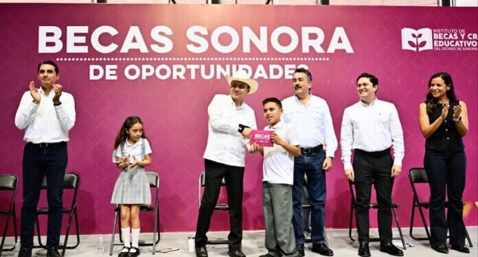 Refuerza Gobernador Durazo acceso a la educación y lectura con becas y librería del FCE en Cajeme
