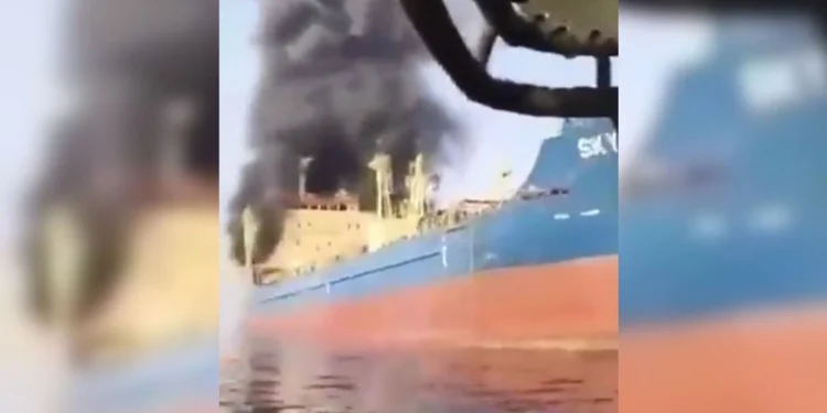 Dos barcos fueron atacados en el estrecho de Ormuz, cerrado por las fuerzas iraníes