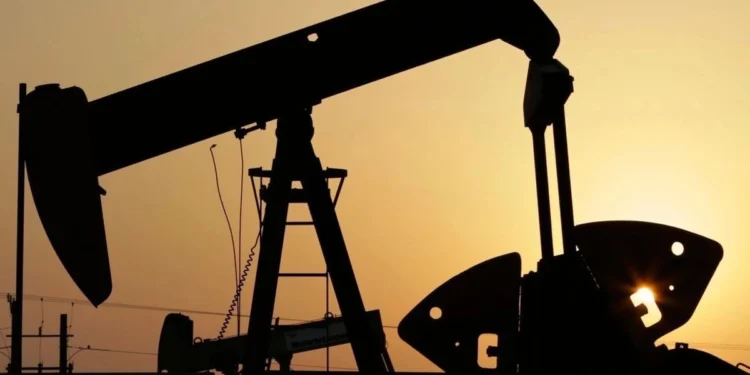 Petróleo cae más de 10% tras anuncios de Trump y liberación de reservas del G7