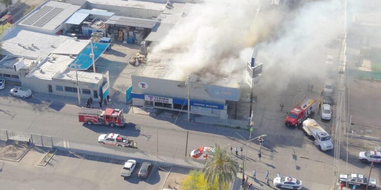 SE INCENDIA NEGOCIO DE AIRES ACONDICIONADOS EN HERMOSILLO