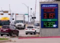 Escala de precios de combustibles en EU llega en momento políticamente delicado para Trump