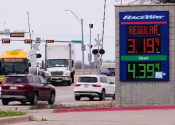 Escala de precios de combustibles en EU llega en momento políticamente delicado para Trump