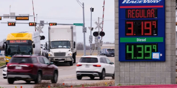Escala de precios de combustibles en EU llega en momento políticamente delicado para Trump