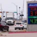 Escala de precios de combustibles en EU llega en momento políticamente delicado para Trump