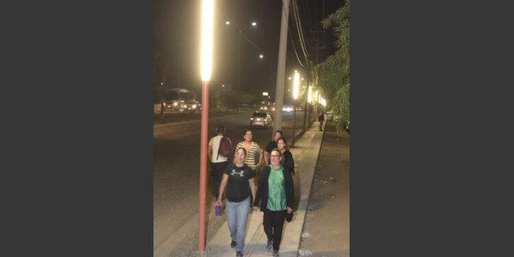 Invierte Toño Astiazarán en seguridad de las familias con tramos iluminados de Camina Segura
