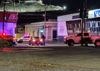 LO BALEAN AL HACER ALTO EN SEMÁFORO DE HERMOSILLO