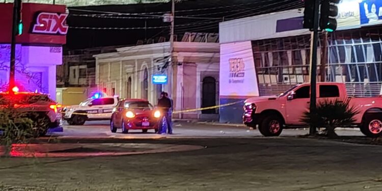 LO BALEAN AL HACER ALTO EN SEMÁFORO DE HERMOSILLO