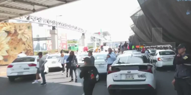 Bloquean taxistas accesos al AICM contra servicio de viajes por aplicación