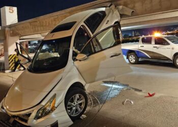 CAE CARRO DEL ESTACIONAMIENTO DE LA UNISON