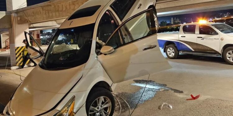 CAE CARRO DEL ESTACIONAMIENTO DE LA UNISON