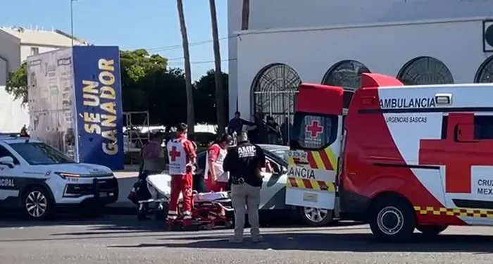 Fuerte choque deja cuatro heridos en el cruce del bulevar Encinas y la calle Rosales