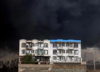 Depósitos de combustible incendiados por ataques de EU e Israel sumen a Teherán en la oscuridad