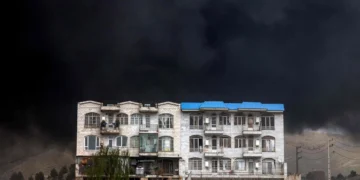 Depósitos de combustible incendiados por ataques de EU e Israel sumen a Teherán en la oscuridad