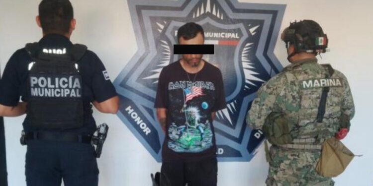 DETIENEN A HOMBRE POR PROBABLE DELITO CONTRA LA SALUD EN LA COLONIA BENITO JUÁREZ