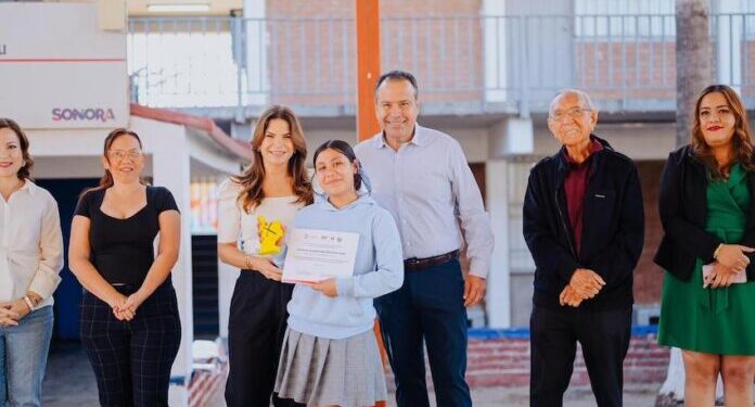 Reconocen Toño Astiazarán y Patty Ruibal a más de 600 estudiantes graduados del programa “Advertencia” en Secundaria General 3