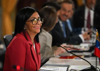 Trump elogia a Delcy Rodríguez; petróleo de Venezuela fluye a EU