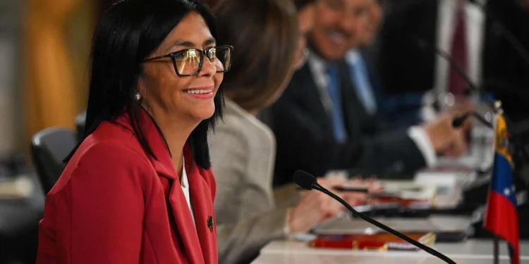 Trump elogia a Delcy Rodríguez; petróleo de Venezuela fluye a EU
