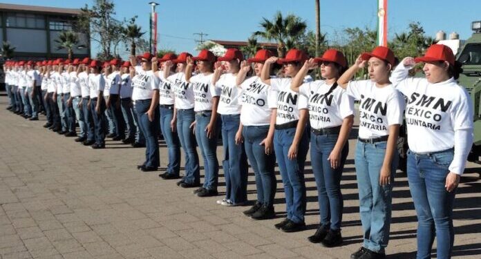 Mujeres voluntarias se presentan al Servicio Militar Nacional