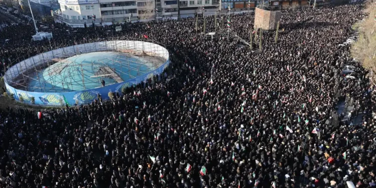 Multitudes lloran muerte de Jamenei