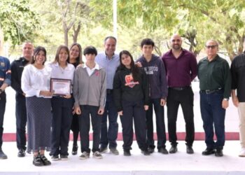 Reconoce Toño Astiazarán a estudiantes de la secundaria 9 que ganaron concurso de calaveras con material reciclado