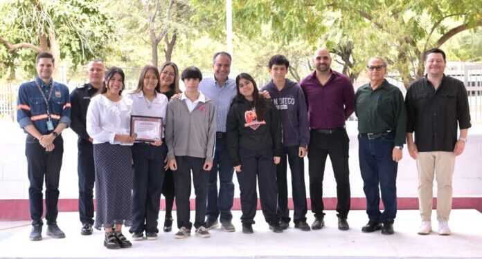 Reconoce Toño Astiazarán a estudiantes de la secundaria 9 que ganaron concurso de calaveras con material reciclado