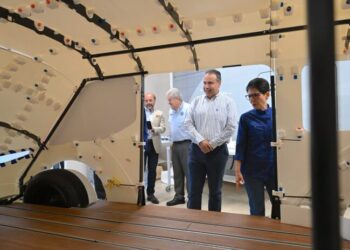 Reconoce Toño Astiazarán talento local que trabaja en vehículo eléctrico multipropósito