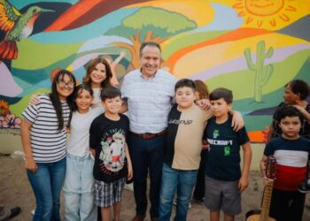 Apoyan Toño Astiazarán y Patty Ruibal talento de niñez hermosillense con mural comunitario en CIF Norte