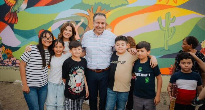 Apoyan Toño Astiazarán y Patty Ruibal talento de niñez hermosillense con mural comunitario en CIF Norte