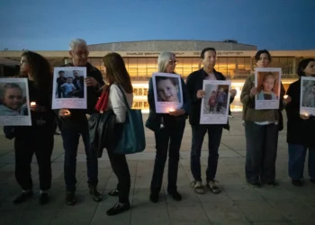 Presume Trump que EU ya está tomando el control de Ormuz