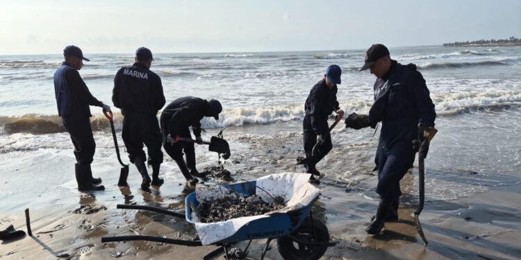 Gobierno de México refuerza acciones integrales ante presencia de hidrocarburos en costas del Golfo de México
