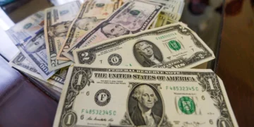 La confianza de los consumidores de EU cae en marzo a mínimo de tres meses