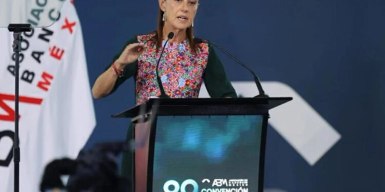 Hace Sheinbaum un llamado a banqueros a trabajar en lo que sí coinciden