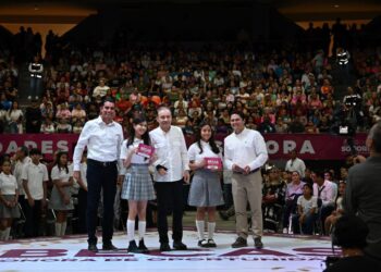 Gobernador Durazo impulsa becas universales para aliviar gasto familiar y mantener a jóvenes en clases
