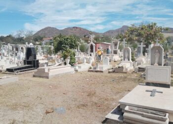 Avanza Ayuntamiento de Guaymas con limpieza de panteones previo al Día de las Madres