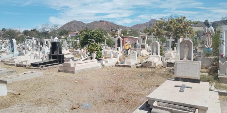 Avanza Ayuntamiento de Guaymas con limpieza de panteones previo al Día de las Madres